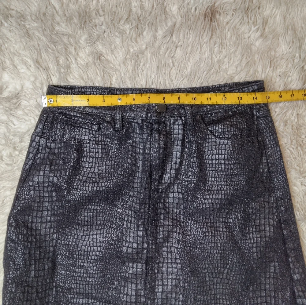 New Blank NYC Python Raw Hem Coated Denim A-line Mini Skirt Size 26 - Picture 11 of 12